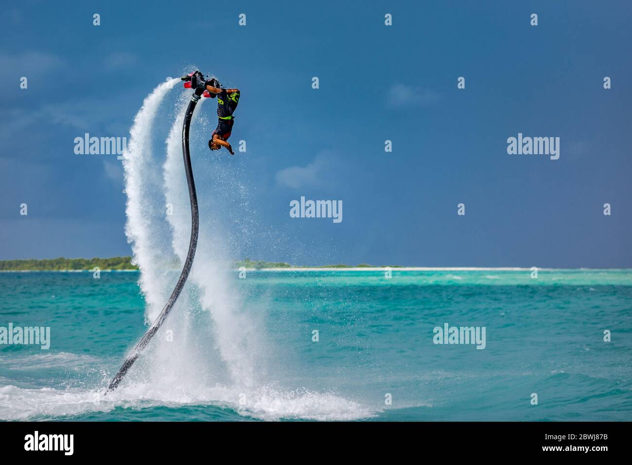 Professioneller Pro Fly Board Rider im tropischen Meer, Wassersport Konzept Hintergrund. Sommerurlaub Spaß Outdoor-Sport. Stockfoto