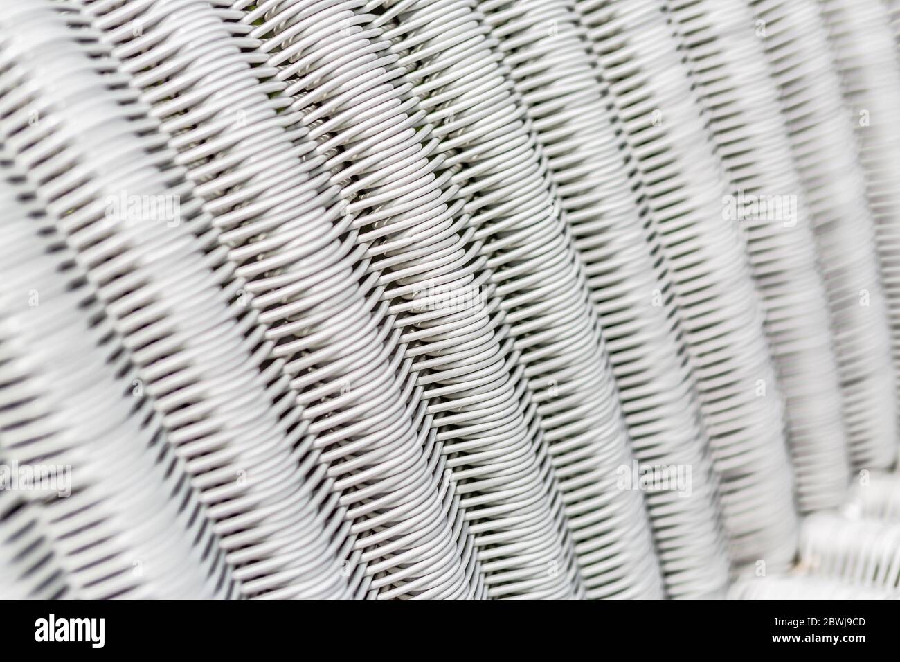 Nahaufnahme von grauem Kunststoffgewebe als gewebte Hintergrundstruktur oder Muster in Schwarz und Weiß. Stockfoto