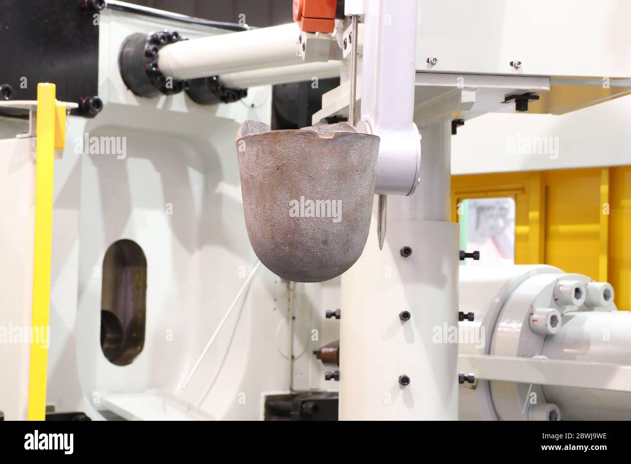 Spritzgießmaschine aus Aluminium; Fokus auf Metallpfanne; industrielle Hintergrundtechnik Stockfoto