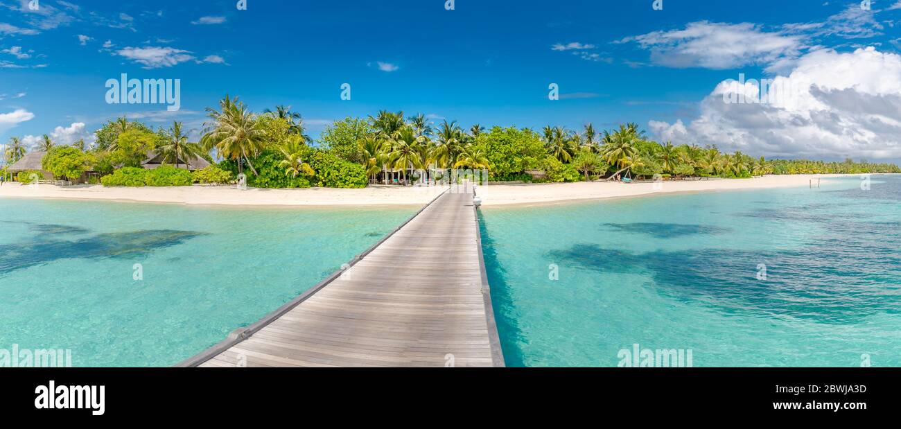 Schöne tropische Malediven Insel mit Strandmeer und Kokospalme am blauen Himmel für Natur Urlaub Urlaub Hintergrund Konzept. Luxusreisen Stockfoto