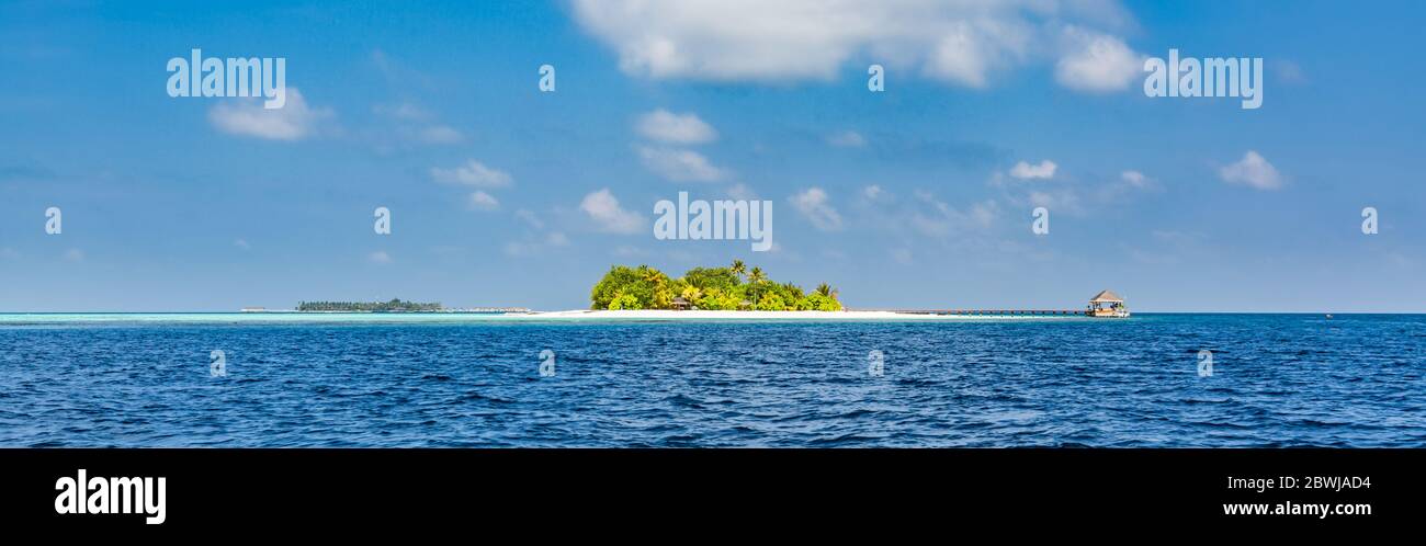 Tropische Insel im tiefblauen Meer. Erstaunliche Strandlandschaft und Seeseite, exotische Reise Natur Szene. Ruhe und idyllisches, verwestes Konzept Stockfoto