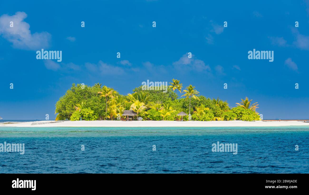 Tropische Insel im tiefblauen Meer. Erstaunliche Strandlandschaft und Seeseite, exotische Reise Natur Szene. Ruhe und idyllisches, verwestes Konzept Stockfoto