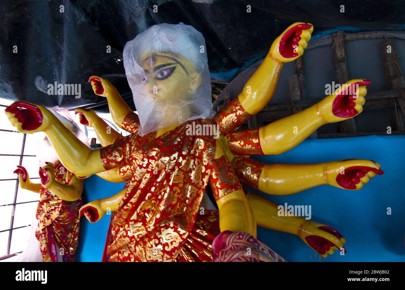 Durga Idol mit verdecktem Gesicht in Kumortuli Kalkutta, Westbengalen, Indien. Stockfoto