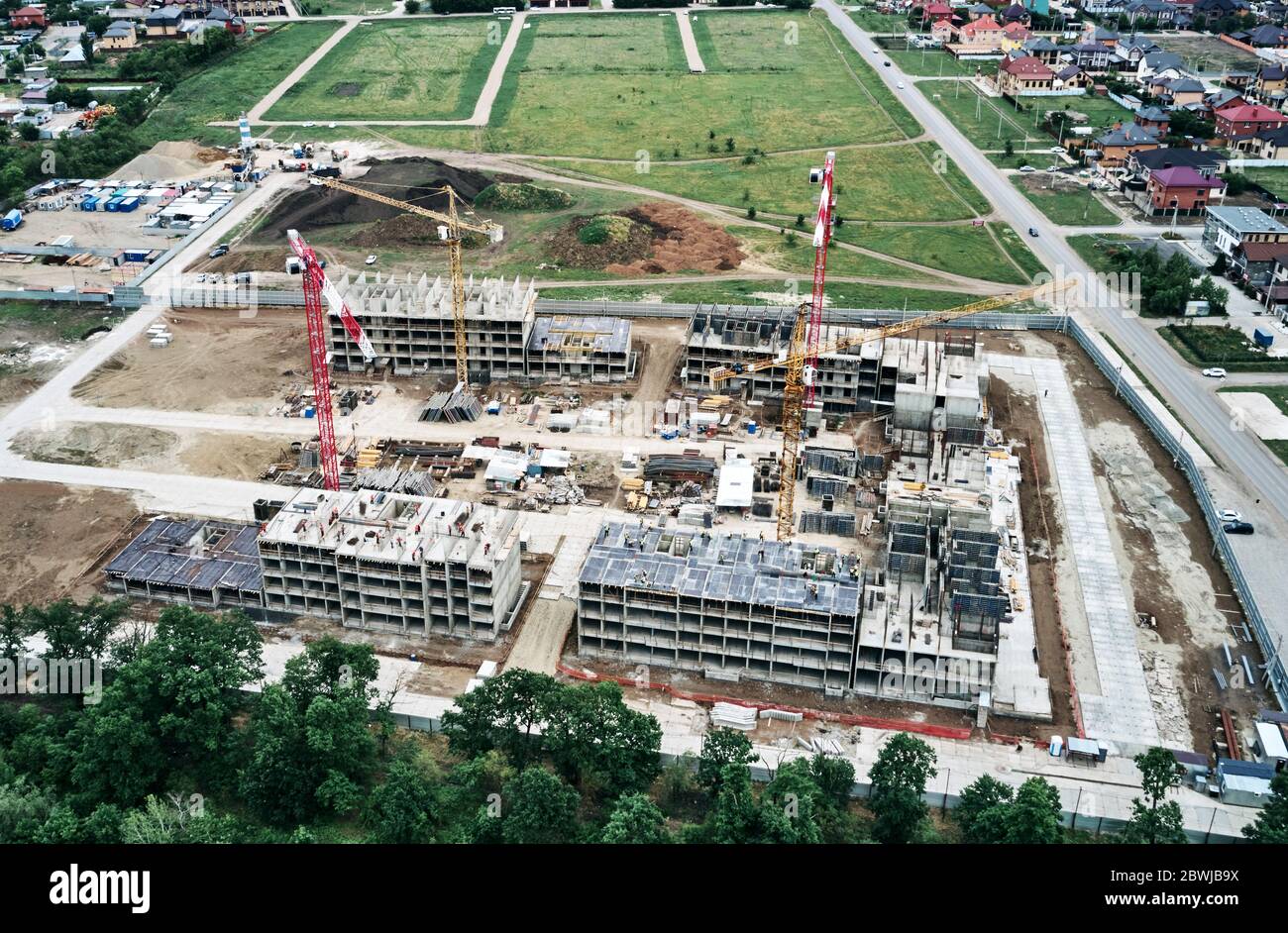 Turmdrehkrane auf einer Baustelle Stockfoto