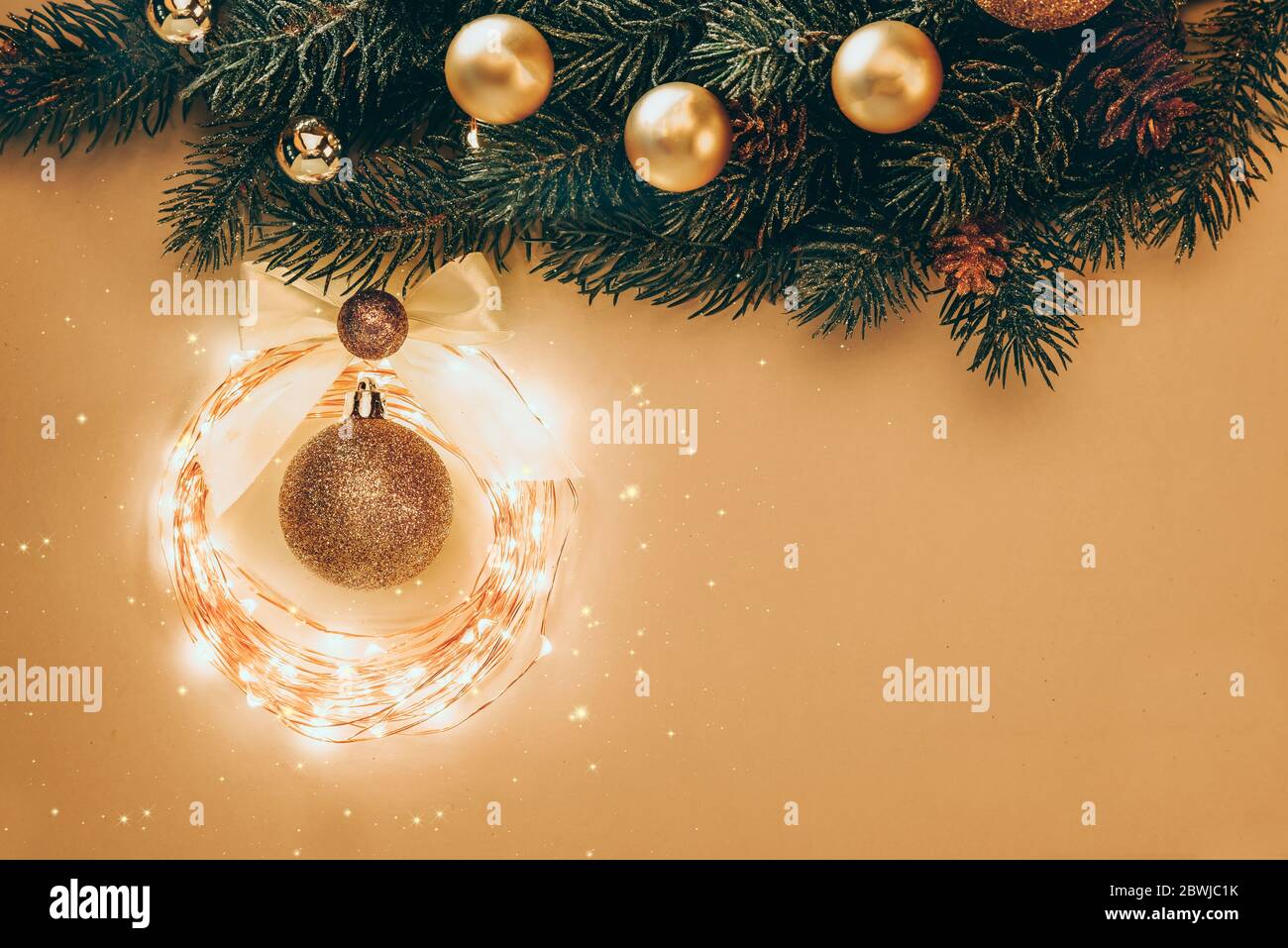 Weihnachten und Neujahr Urlaub Hintergrund. Goldene Weihnachtsdekoration. Flaches Lay Stockfoto
