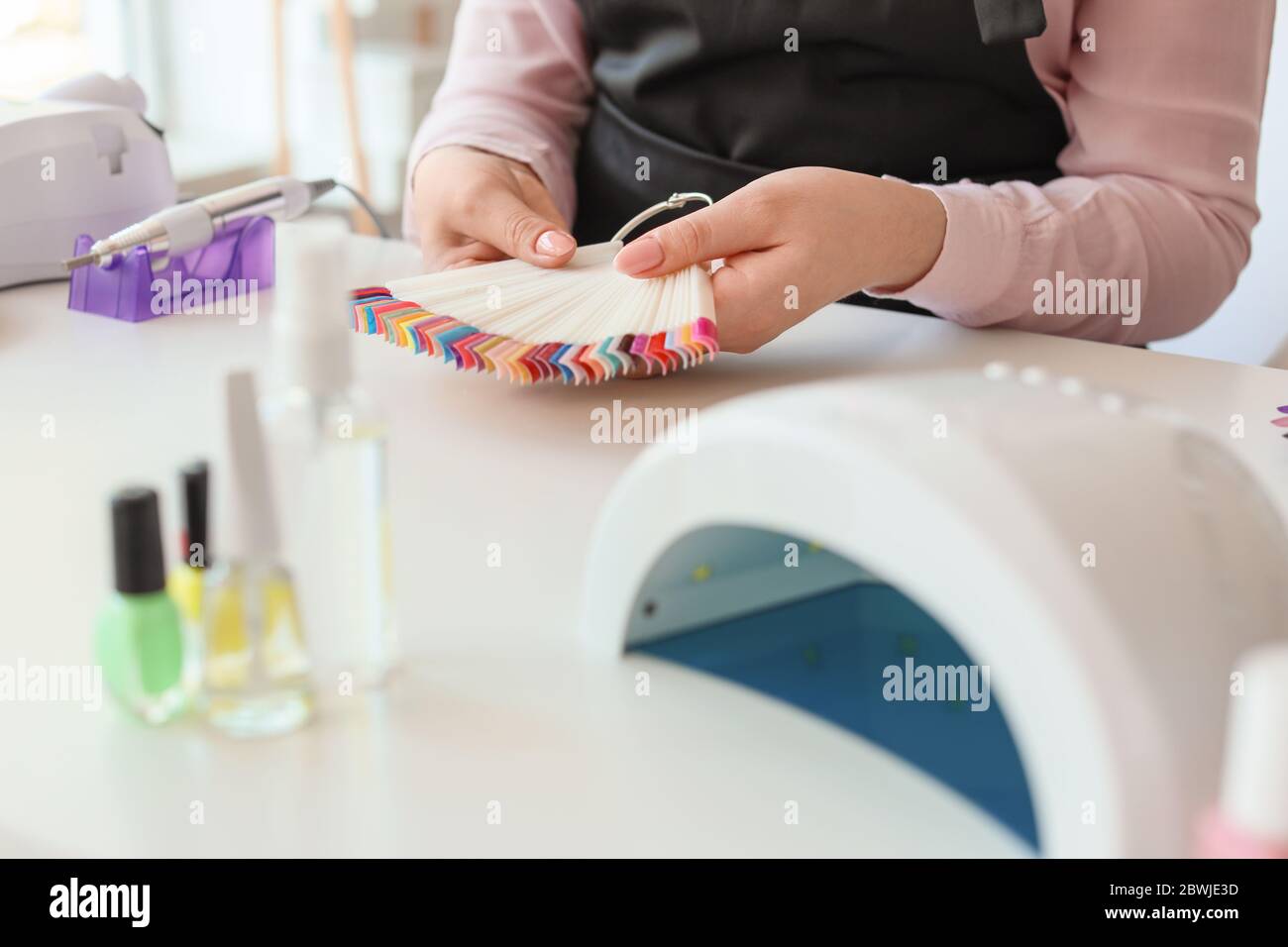 Weibliche Maniküre Master mit Nagellack Tipps im Schönheitssalon, Nahaufnahme Stockfoto