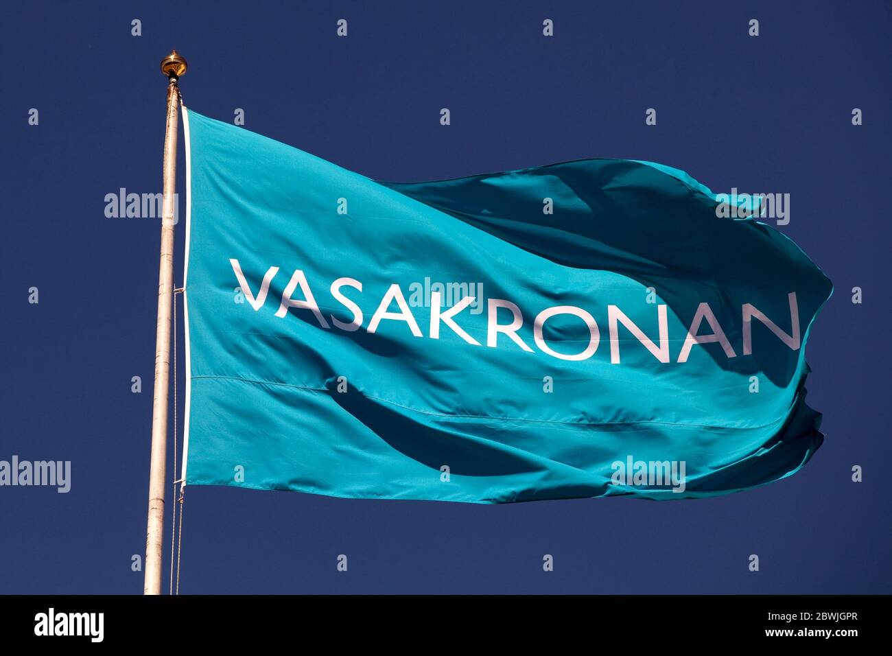 Stockholm, Schweden - Mai 31 2020: Eine Flagge mit dem Namen der schwedischen Immobiliengesellschaft Vasakronan auf einem Bürogebäude in Stockholm, Schweden Stockfoto