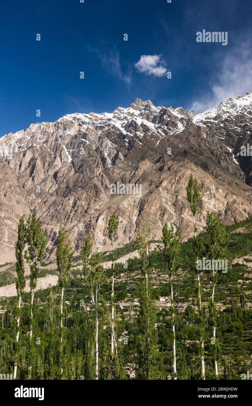 Blick auf Hunza Valley, und Karakorum Berge, Hunza, Karimabad, Hunza Nagar, Gilgit-Baltistan Provinz, Pakistan, Südasien, Asien Stockfoto