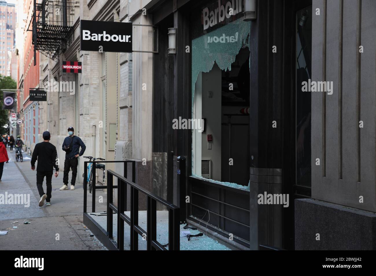 New York, NY, USA - 1. Juni 2020: Die Fenster der Barbour Boutique in der Wooster Street wurden zerschlagen und die Geschäfte nach 2 Nächten der Unruhen geplündert Stockfoto