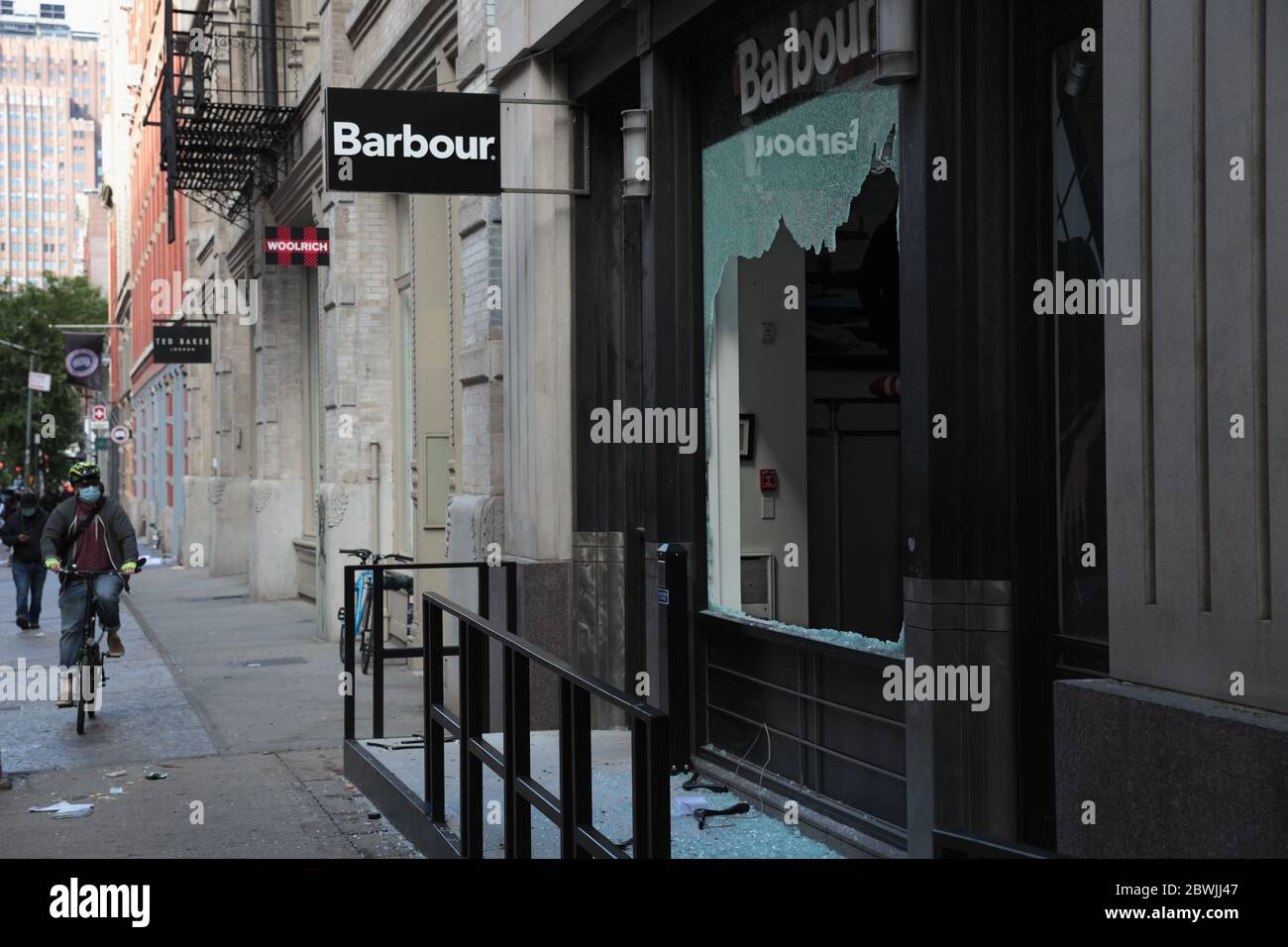 New York, NY, USA - 1. Juni 2020: Die Fenster der Barbour Boutique in der Wooster Street wurden zerschlagen und die Geschäfte nach 2 Nächten der Unruhen geplündert Stockfoto