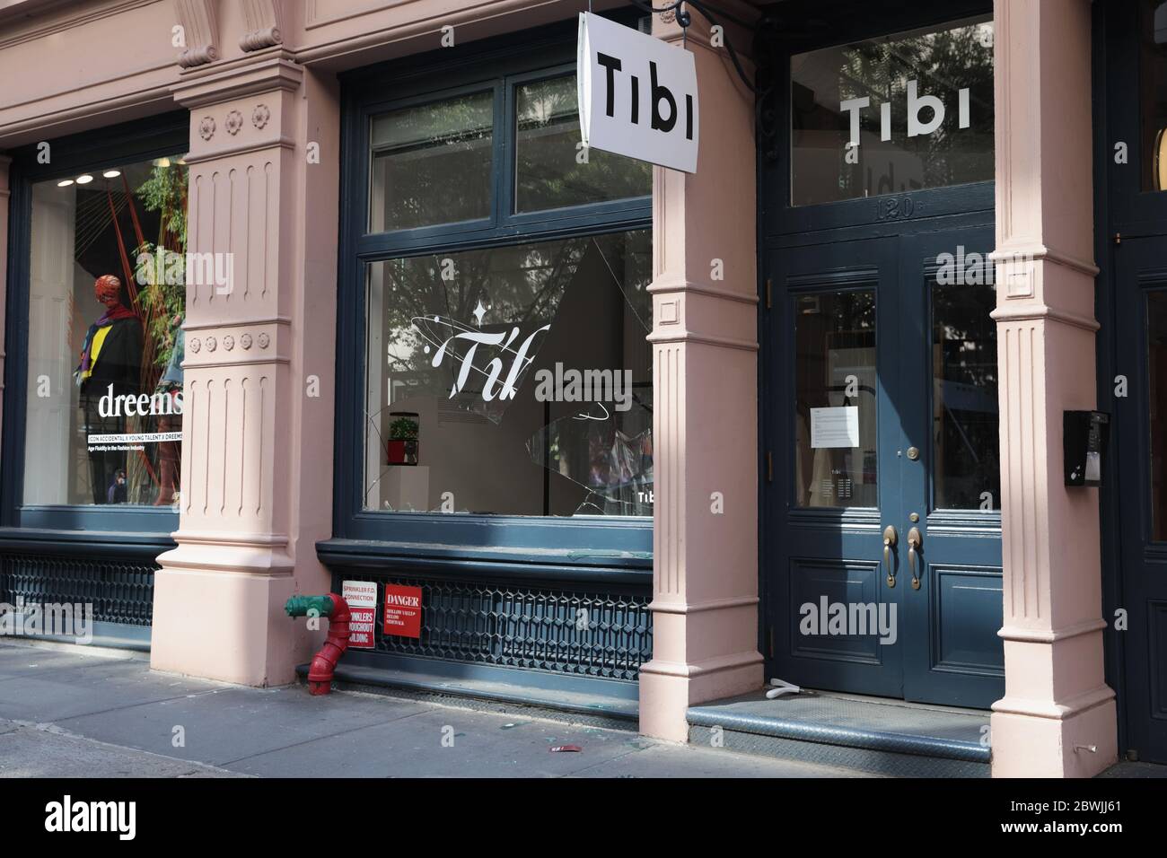 New York, NY, USA - 1. Juni 2020: Fenster der Tibi Boutique in der Wooster Street wurden zerschlagen und während der Unruhen wurden Geschäfte geplündert Stockfoto