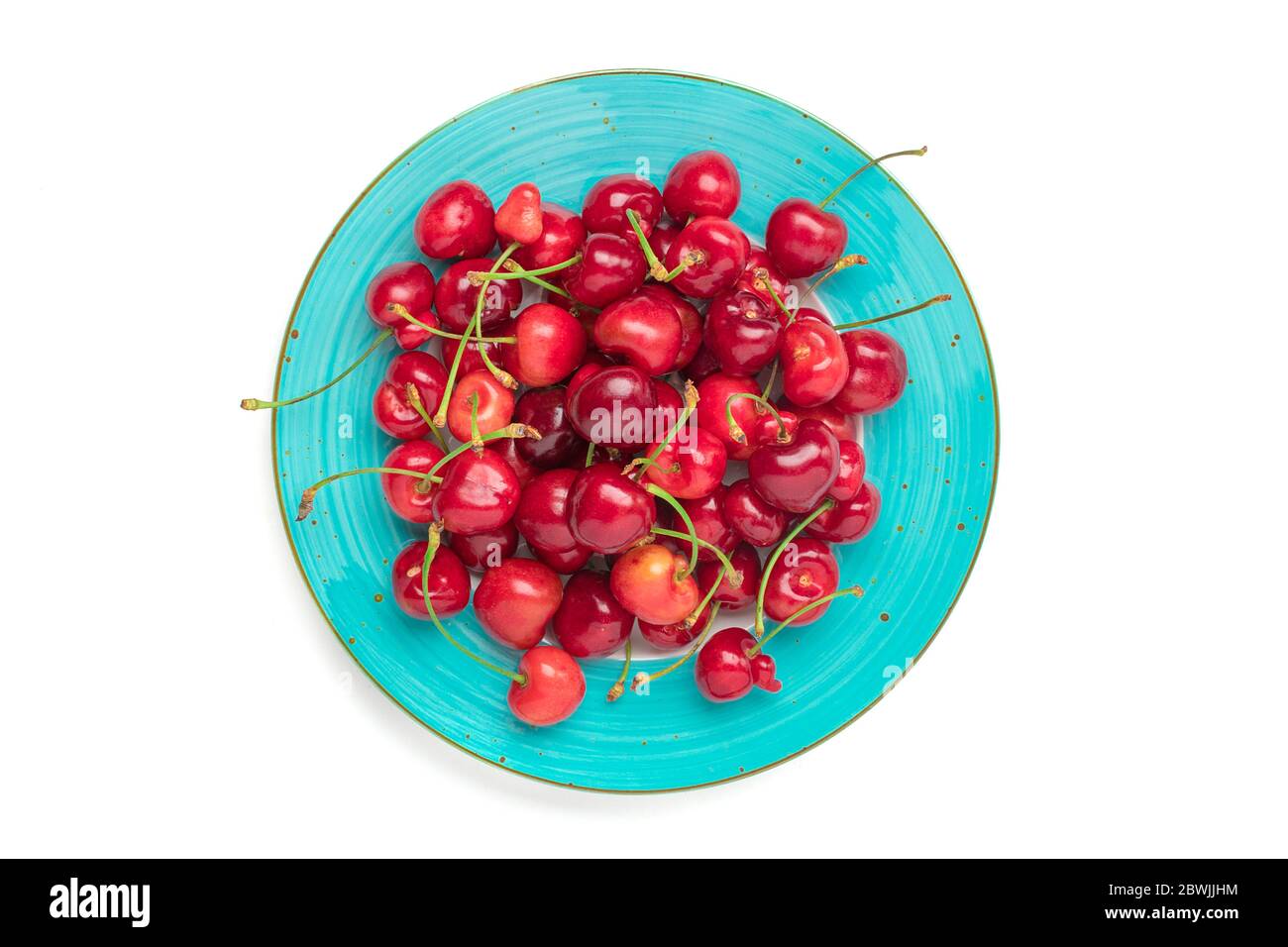 Süße Bio-Beeren in blauer Platte isoliert auf weißem Hintergrund Draufsicht Flat Lay Sommer Ernte Konzept Stockfoto