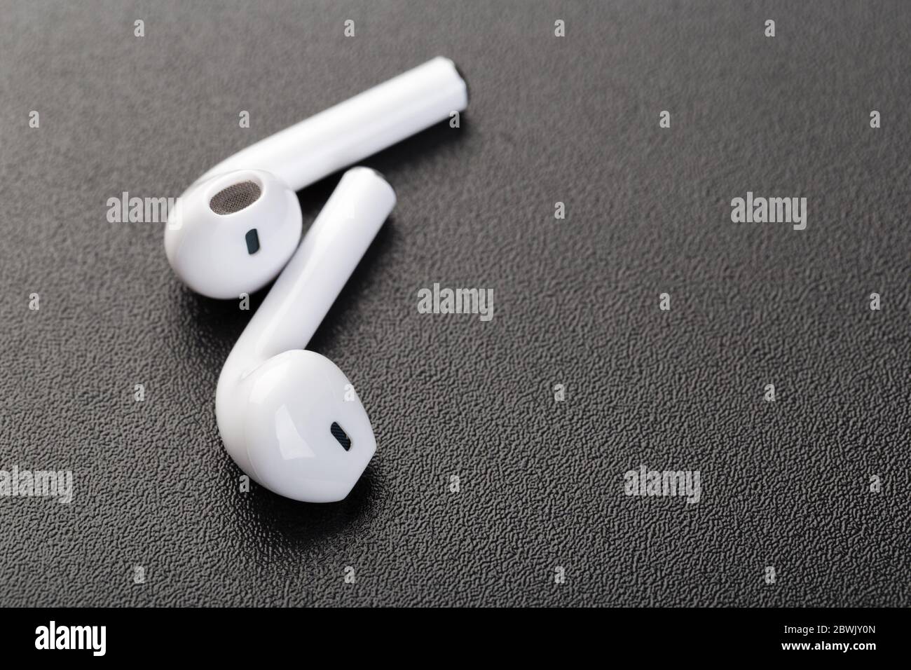 Moderne kabellose bluetooth-Kopfhörer auf dunkelschwarzem Hintergrund. Modernes Technologiekonzept Stockfoto