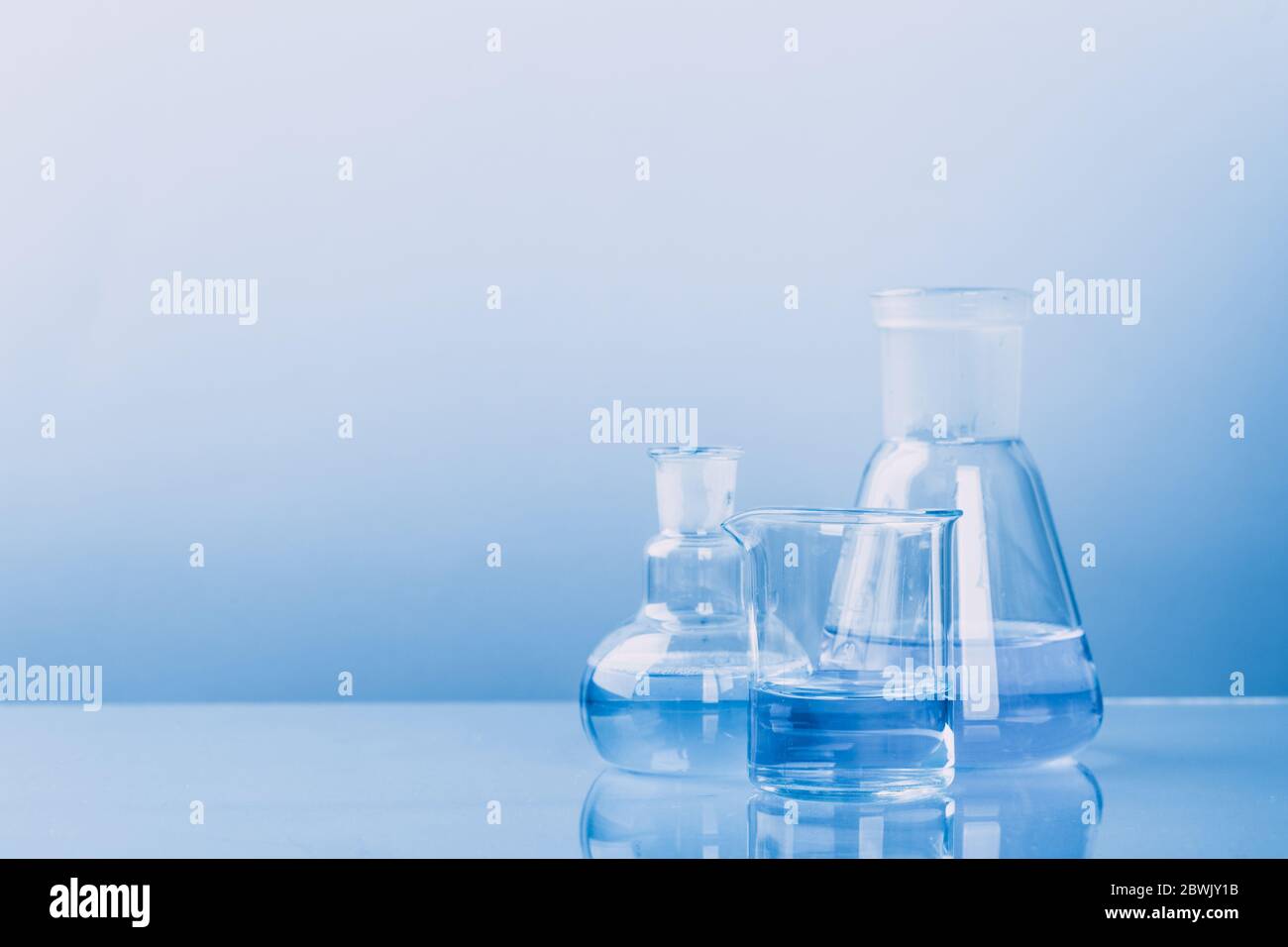 Laborglas mit Pipette und Reagenzgläsern. Wissenschaftliche Laborausrüstung Stockfoto