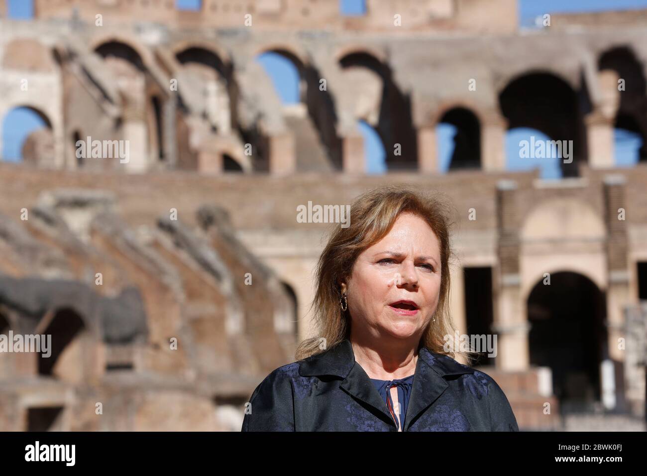 Rom, Italien. Juni 2020. Alfonsina Russo, Direktor des Archäologischen Parks des Kolosseums, spricht mit Reportern über die Wiedereröffnung des Denkmals und anderer Wahrzeichen des Parks, wie dem Forum Romanum, dem Palatin und dem Domus Aurea, nach mehr als zwei Monaten Schließung aufgrund der Pandemie von Covid-19. Kredit: Riccardo De Luca - Update Images/Alamy Live News Stockfoto