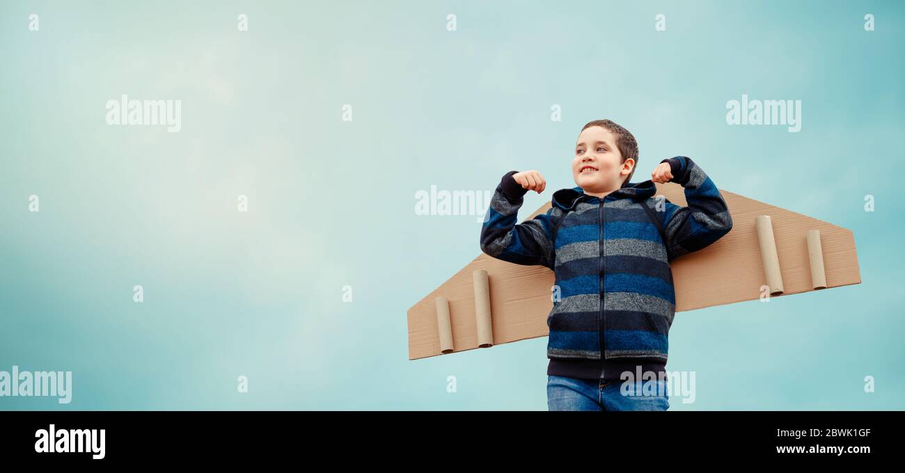 Happy Kindheitkonzept. Träume vom Fliegen. Kind mit Flügeln Flugzeug Stockfoto