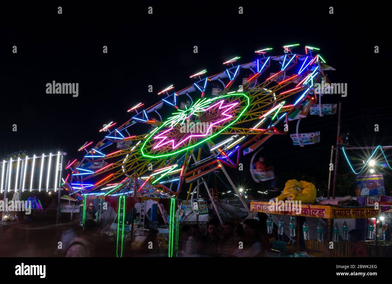 Riesenrad in der Nacht auf pushkar Messegelände in PUSHKAR, RAJASTHAN Stockfoto
