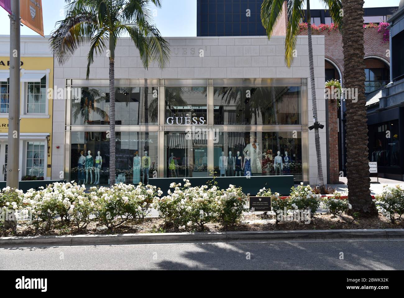 Beverly Hills, CA/USA - 8. Mai 2020: Guess Jeans Store geschlossen auf Rodeo Drive während COVID-19 Quarantäne Stockfoto