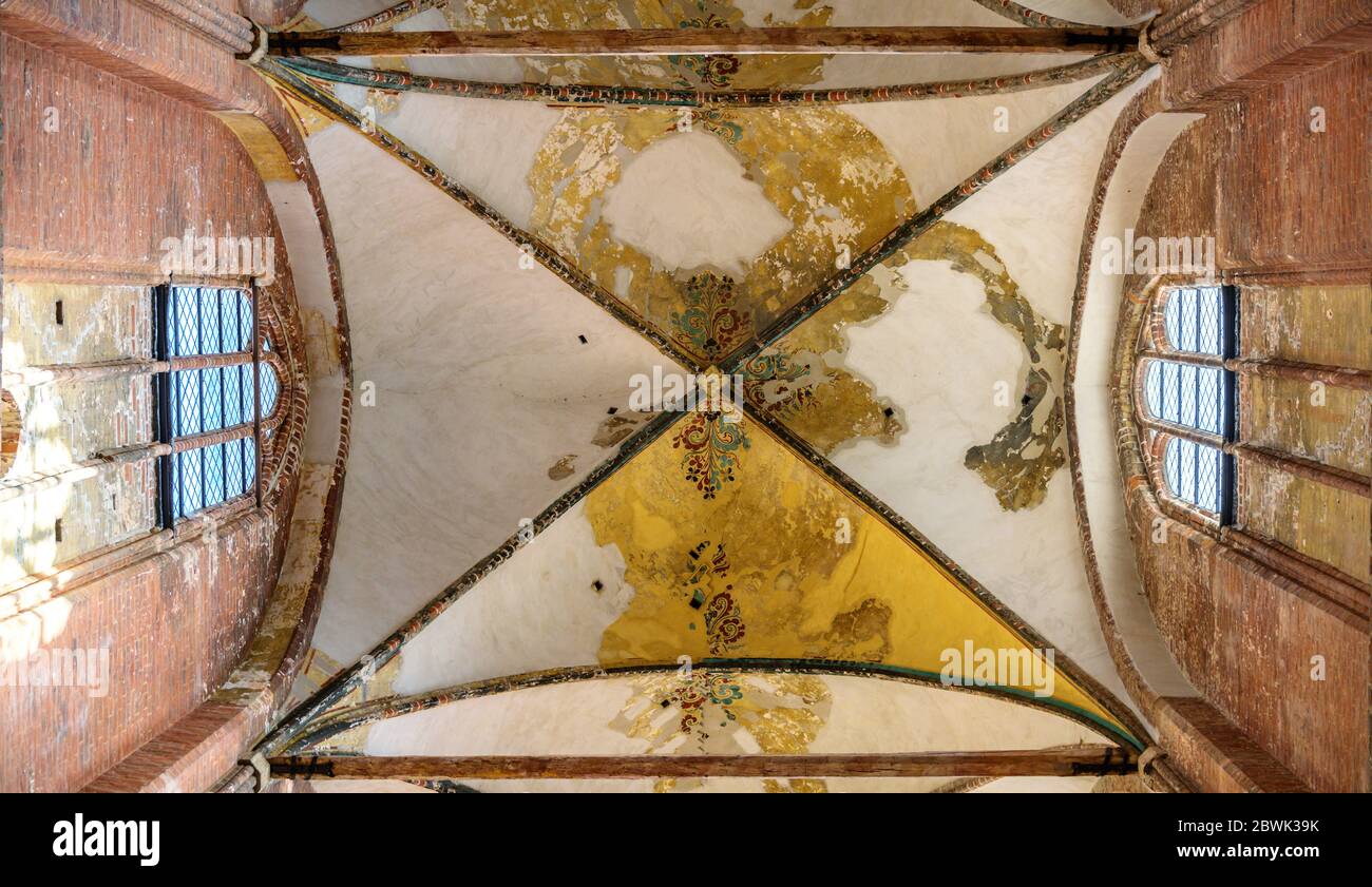 Detail der lackierten valuted zur Decke und Wände aus Backstein mit Windows ein Bögen innerhalb der St. Georgen Kirche in der Altstadt von Wismar Stockfoto