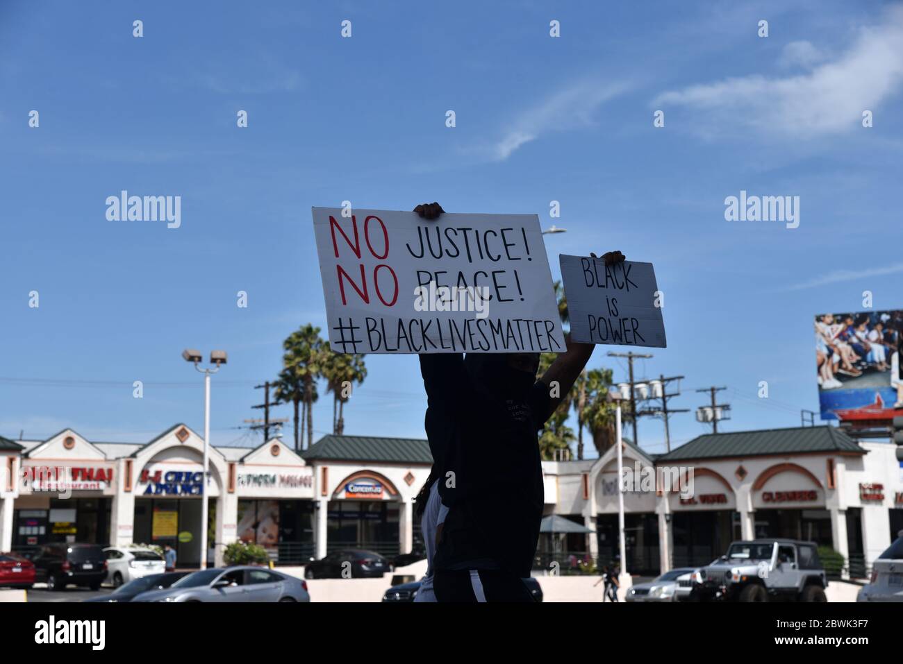 Los Angeles, CA/USA - 30. Mai 2020: Protestierende halten ein No Peace No Jusice Zeichen in einem Black Lives Matter Protest in Beverly Hills Stockfoto