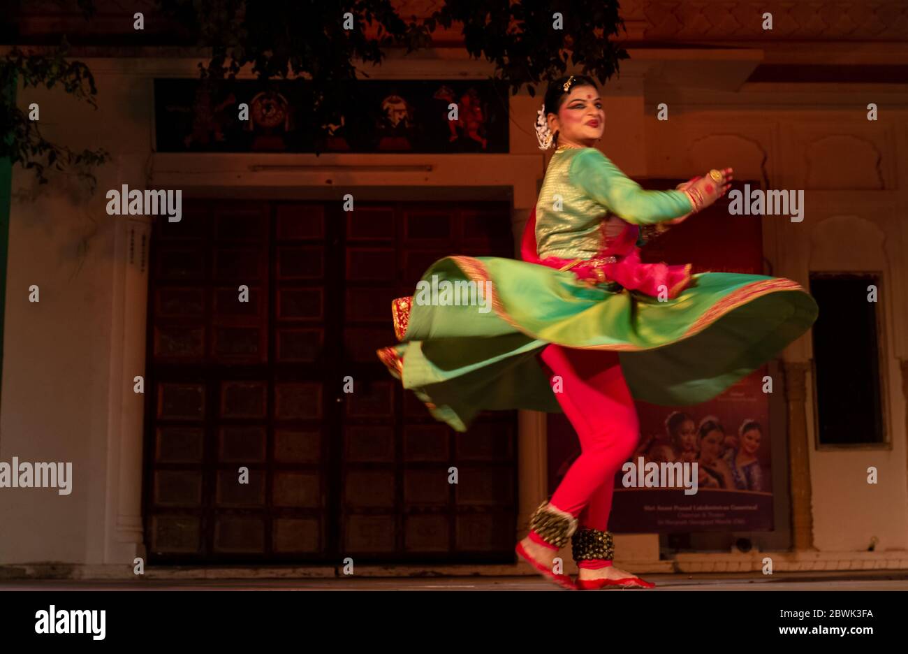 Indian Classic Dancer Durchführung klassischen Kathak Tanzform in Pushkar Camel Fair Kulturnacht in Pushkar, Rajasthan Stockfoto
