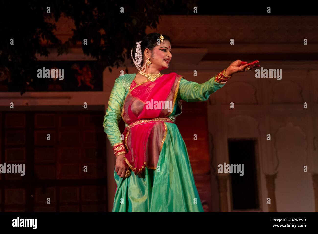 Indian Classic Dancer Durchführung klassischen Kathak Tanzform in Pushkar Camel Fair Kulturnacht in Pushkar, Rajasthan Stockfoto