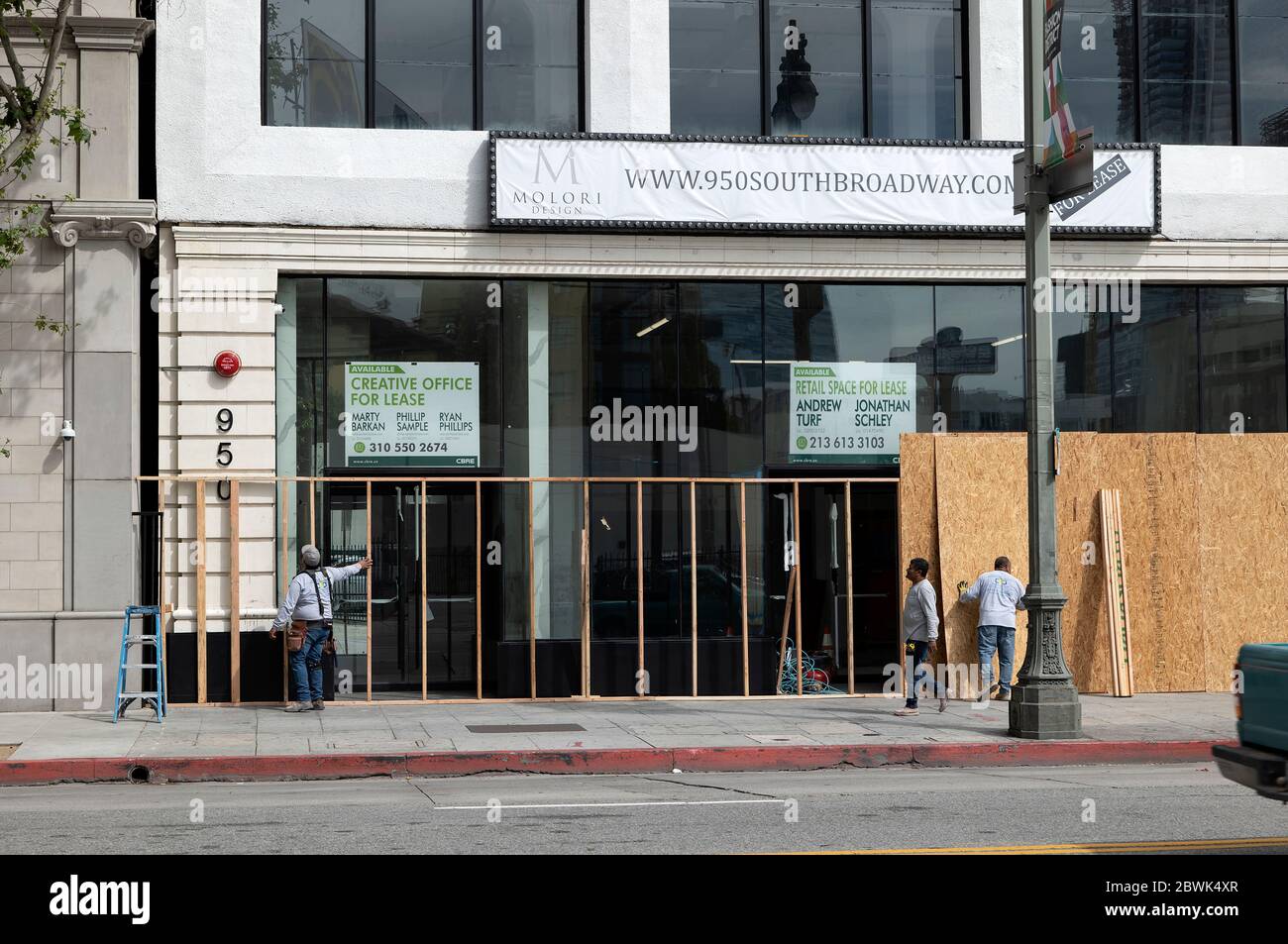 Los Angeles, CA/USA - 1. Juni 2020: Arbeiter, die in der Innenstadt von Los Angeles ein Geschäft besteigen, in Erwartung weiterer Unruhen in der Black Lives Matter Stockfoto