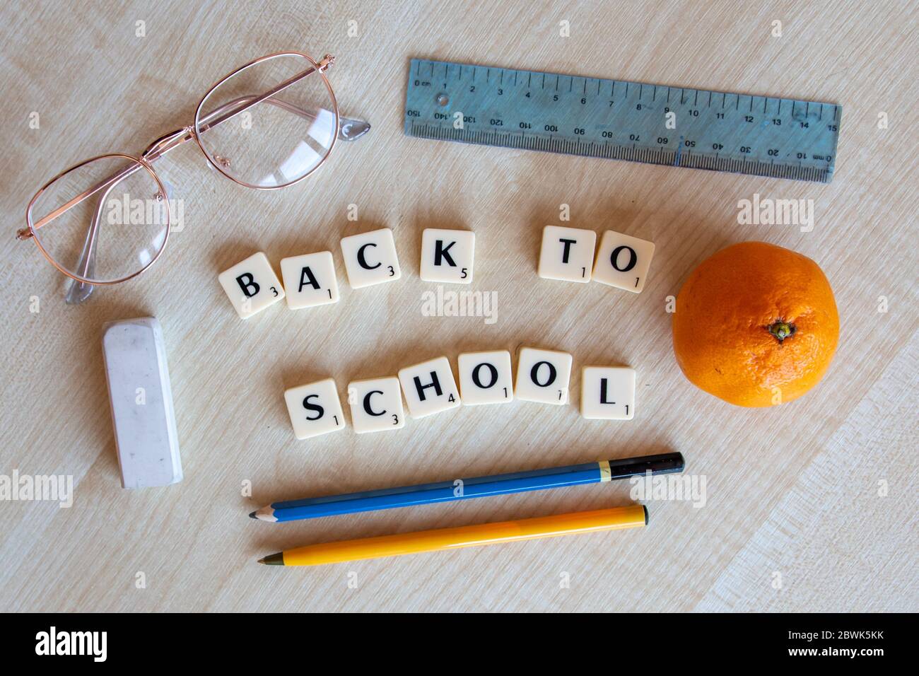 Die Schulen öffnen wieder, nachdem sie wegen Coronavirus-Einschränkungen und sozialer Distanz geschlossen wurden. Zurück zur Schule. Schulen wieder geöffnet Stockfoto