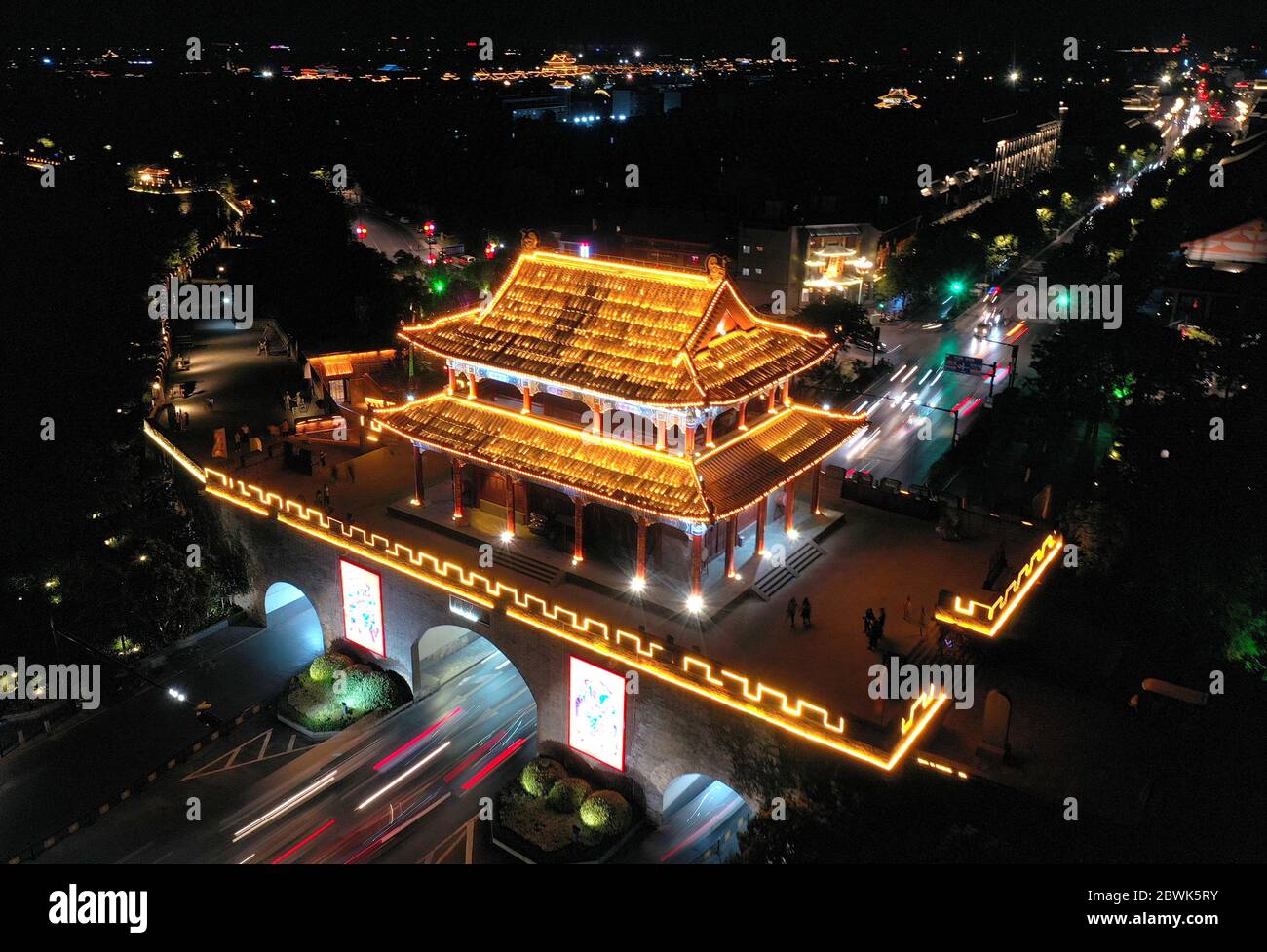 Kaifeng Juni 2020. Luftaufnahme vom 1. Juni 2020 zeigt das Daliang Tor, das nachts in Kaifeng, der Provinz Henan in Zentralchina, beleuchtet wird. Die nächtliche Wirtschaft in Kaifeng hat begonnen, sich zu beleben, als die Abendgeschäfte der Stadt allmählich mit der Lockerung der COVID-19-Beschränkungen wieder eröffnet werden. Kredit: Li An/Xinhua/Alamy Live News Stockfoto