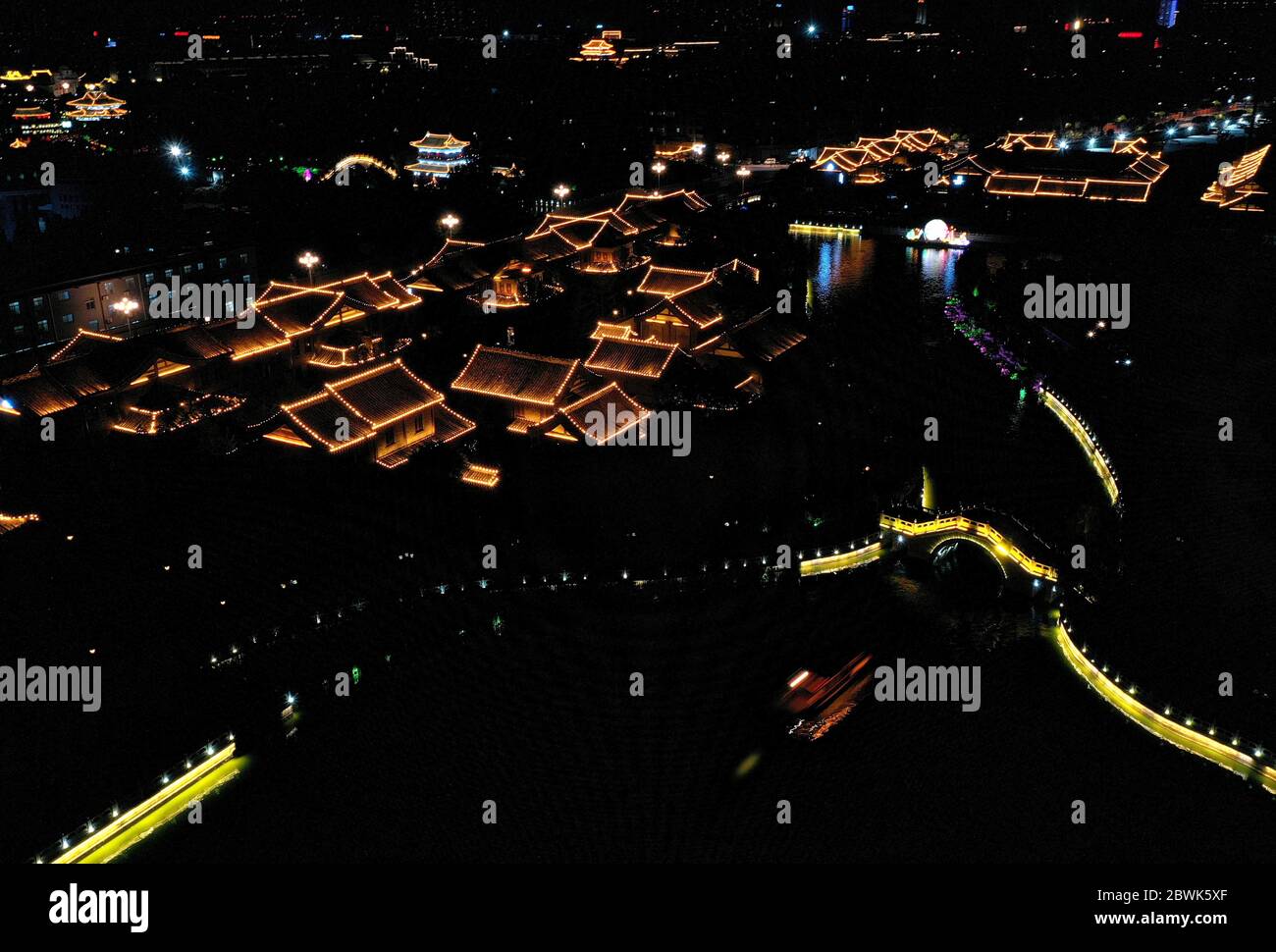Kaifeng Juni 2020. Luftaufnahme vom 1. Juni 2020 zeigt landschaftlich reizvolle Beleuchtung entlang der Wasserstraßen in Kaifeng, der zentralchinesischen Provinz Henan. Die nächtliche Wirtschaft in Kaifeng hat begonnen, sich zu beleben, als die Abendgeschäfte der Stadt allmählich mit der Lockerung der COVID-19-Beschränkungen wieder eröffnet werden. Kredit: Li An/Xinhua/Alamy Live News Stockfoto