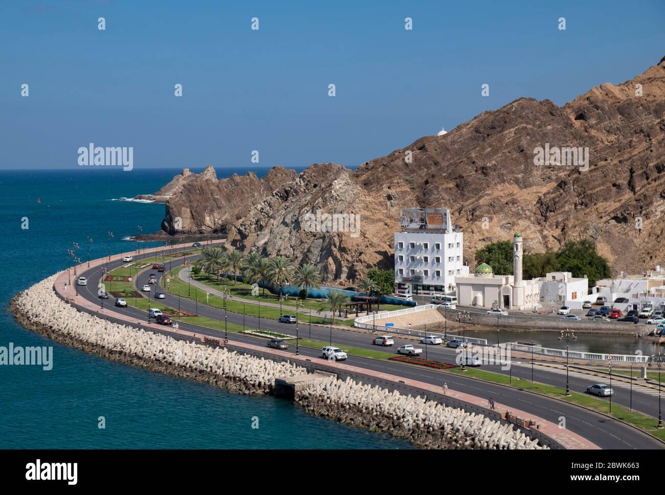 Erhöhte Ansicht der Mutrah Corniche und Al Bahri Road, Muscat, Sultanat von Oman. Stockfoto