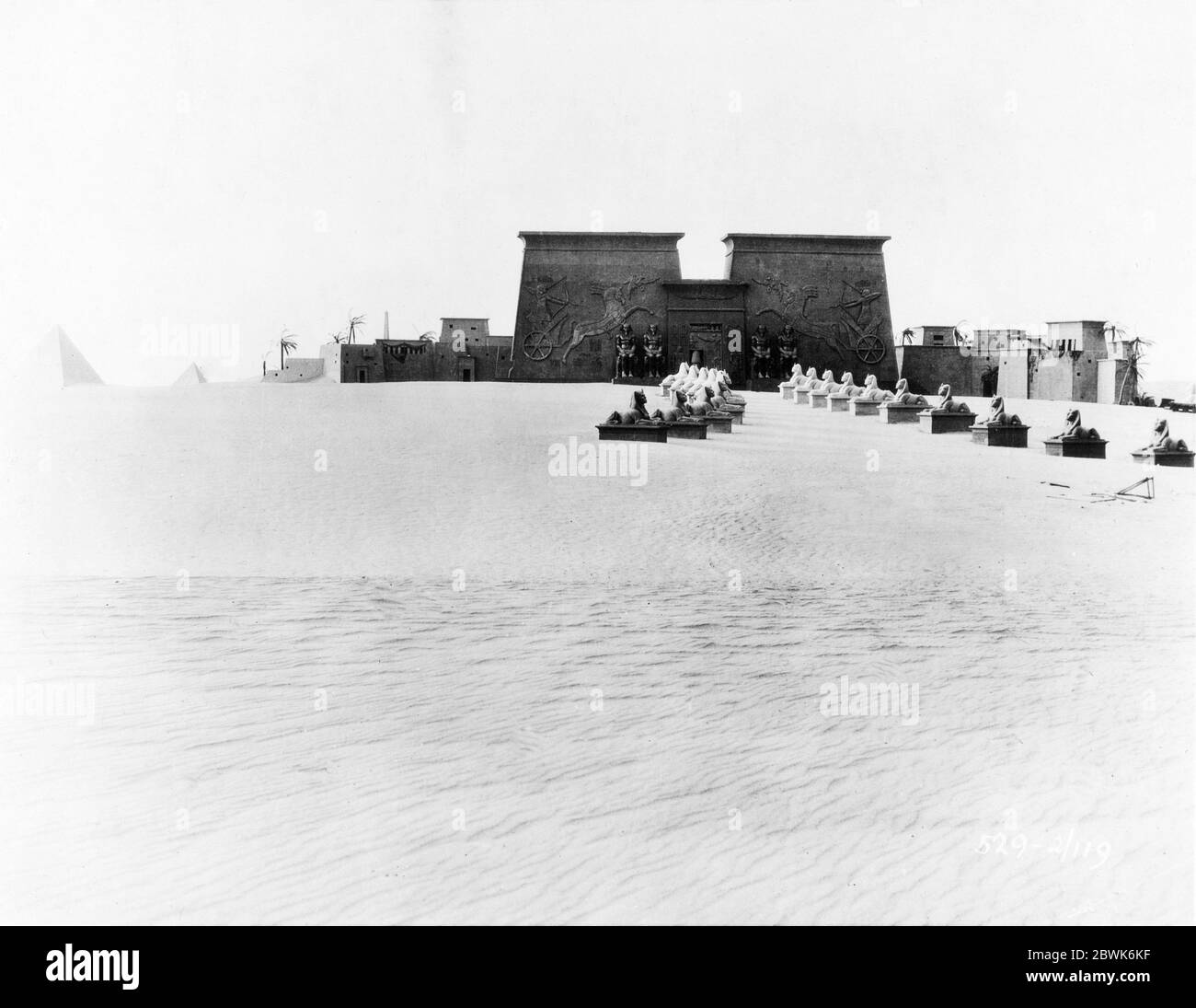 Ancient Egypt Outdoor Set in Guadalupe - Nipomo Dunes in Kalifornien für DIE ZEHN GEBOTE 1923 Regisseur CECIL B. DeMille Story JEANIE MACPHERSON Art Regie PAUL IRIBE Silent Epic Movie Famous Players - Lasky Corporation / Paramount Pictures Stockfoto