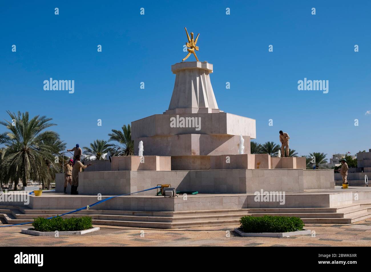 Arbeiter Reinigung Denkmal in Sultan Qaboos Road, Muscat, Sultanat von Oman Stockfoto