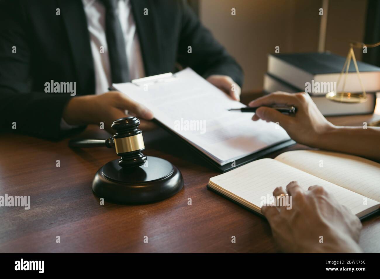 Richter gibt Ratschläge zu Client-Prozess Gesetze, die schwerwiegende Folgen für Kunden haben. Stockfoto