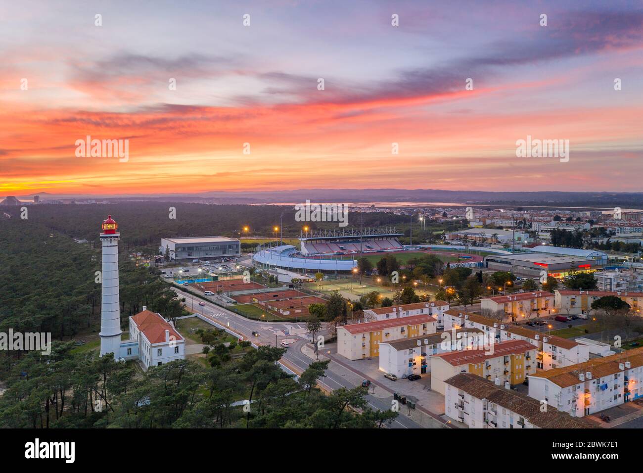 Luftaufnahme von Vila Real de Santo Antonio Stadt, Leuchtturm farol und Stadion in Portugal, bei Sonnenuntergang Stockfoto