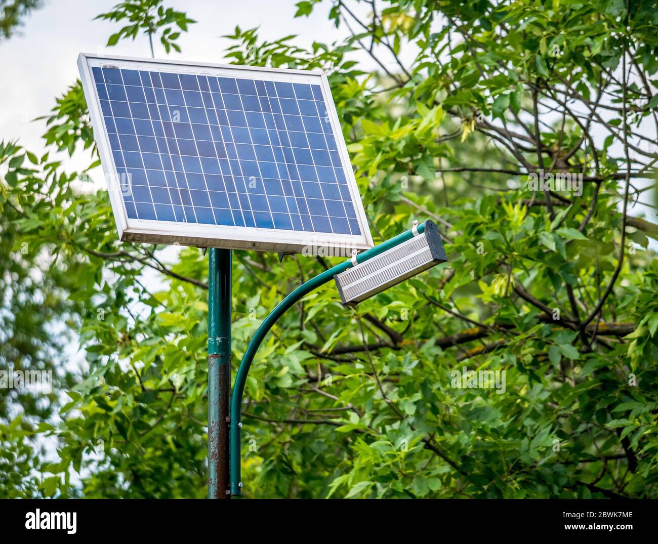 Straßenbeleuchtung Stange mit Photovoltaik-Panel und LED-Lampe leuchtet mit  grünem Hintergrund Stockfotografie - Alamy