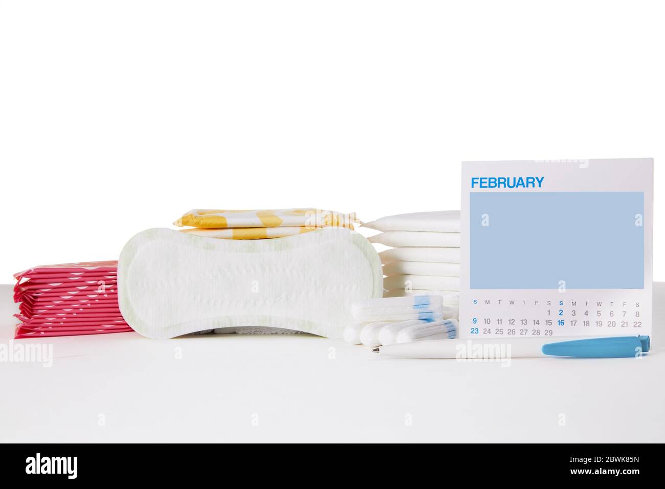 Verschiedene menstruelle Damenbinden und Tampons auf weißem Hintergrund. Feminine Hygieneprodukte. Kopierraum. Stockfoto