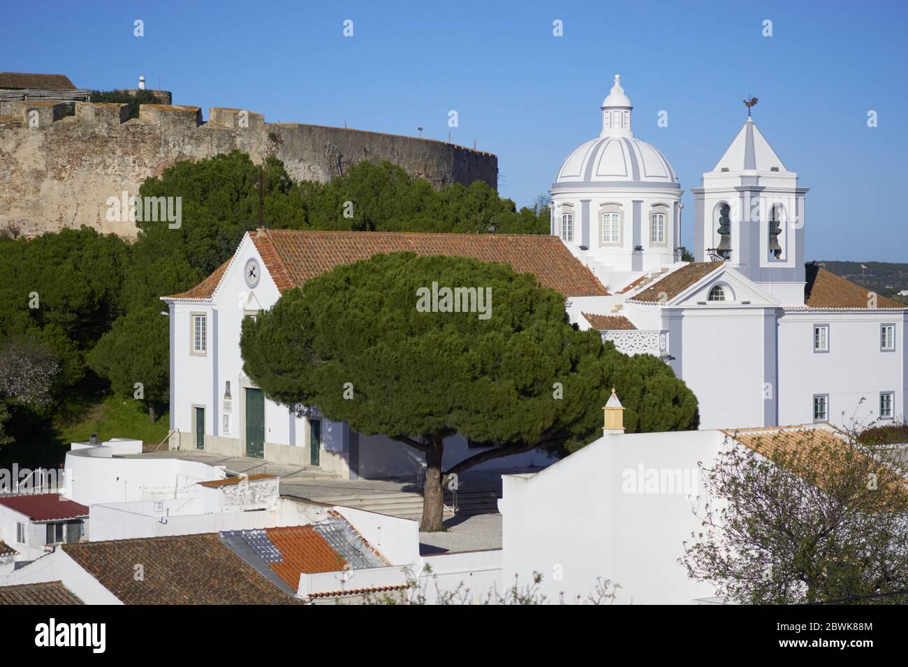 Castro Marim Blick auf die Kirche in Algarve, Portugal mit dem Schloss im Hintergrund Stockfoto