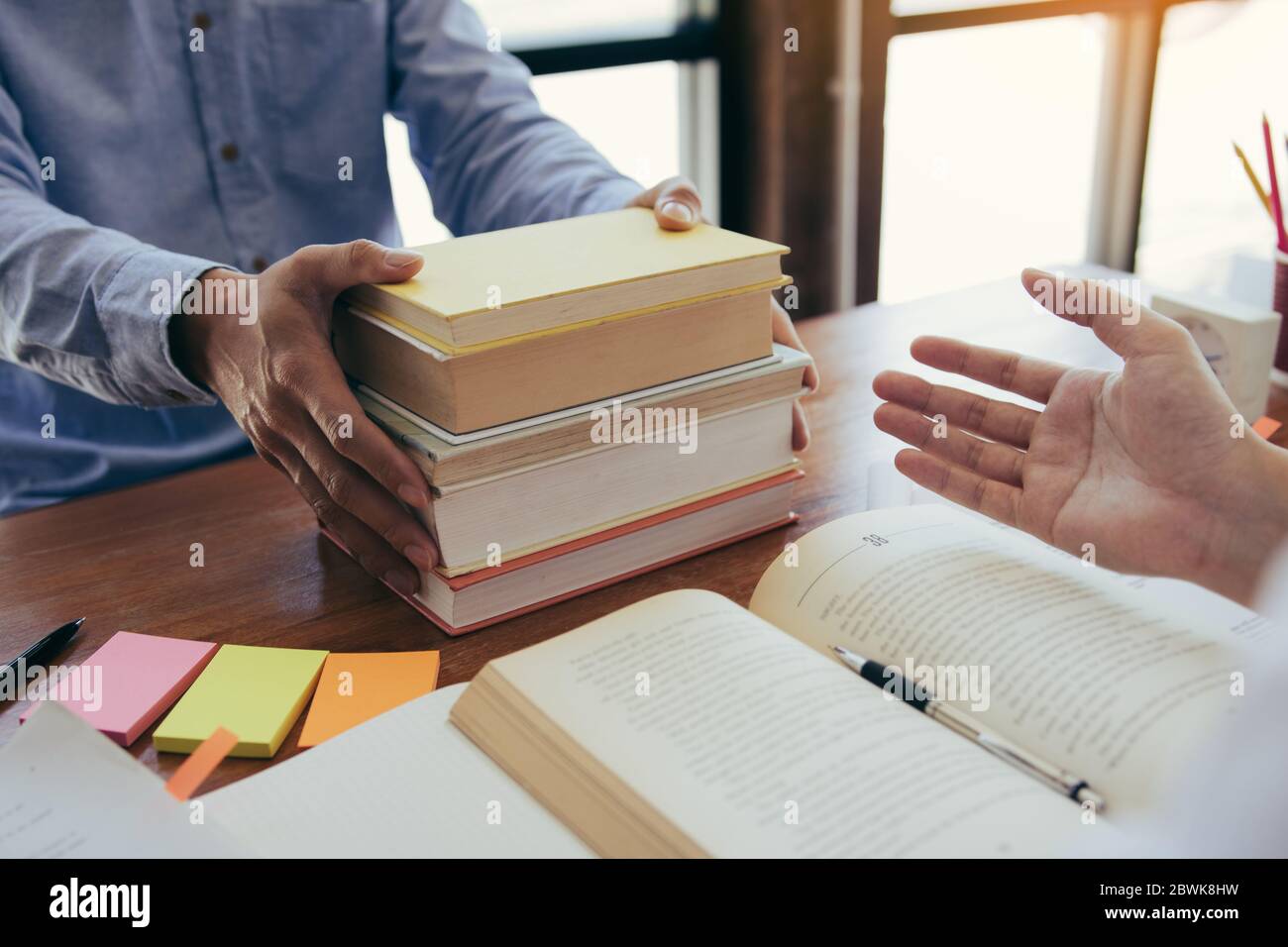 Teenager-Student arbeitet an Hausaufgaben in seinem Zimmer und Schreiben in Notizbuch. Stockfoto