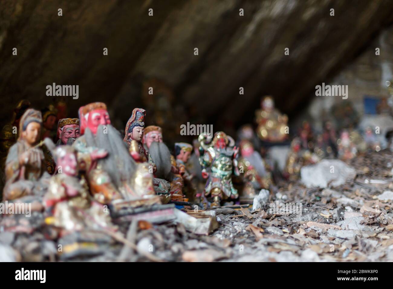 Nahaufnahme von buddhistischen Mini-Statuen, fokussiert auf Guanyin. Im Nantutuo Tempel Park. Stockfoto