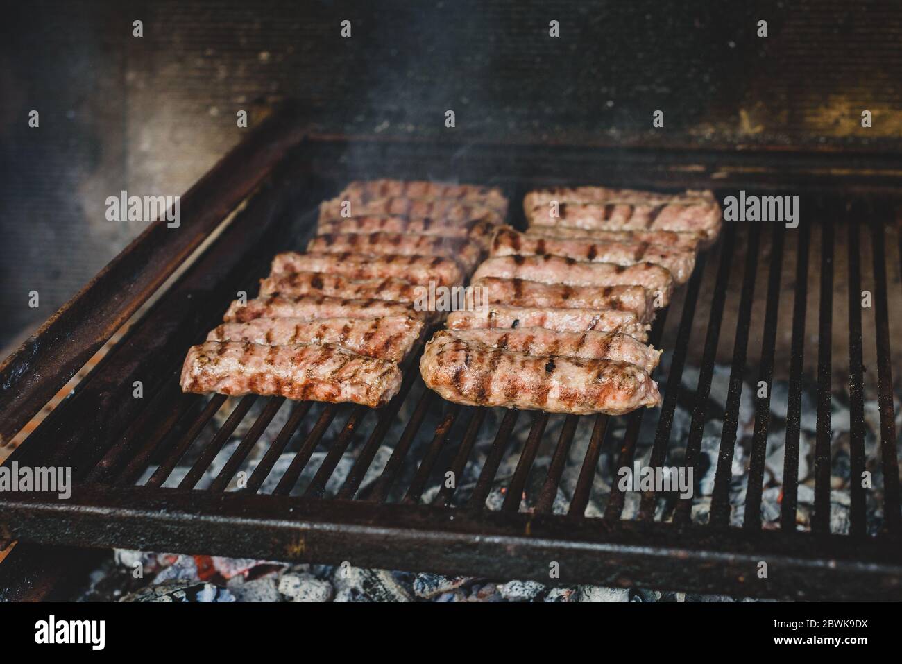 Grillen von Fleisch auf dem Grill mit heißer Kohle. Vorbereitung, Kochen Cevapcici, Kebabs, Country-Wurst auf Holzkohle Grill Grill im Freien Kamin. Tr Stockfoto