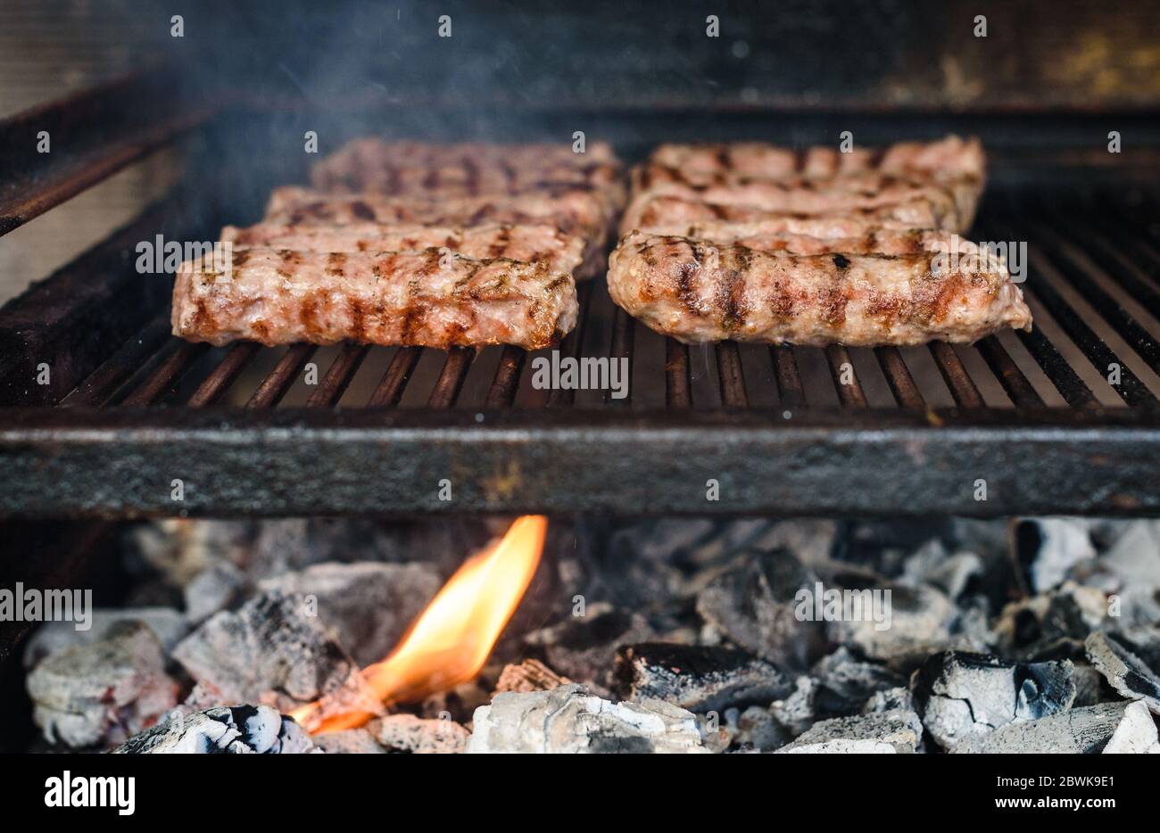Grillen von Fleisch auf dem Grill mit heißer Kohle. Vorbereitung, Kochen Cevapcici, Kebabs, Country-Wurst auf Holzkohle Grill Grill im Freien Kamin. Tr Stockfoto
