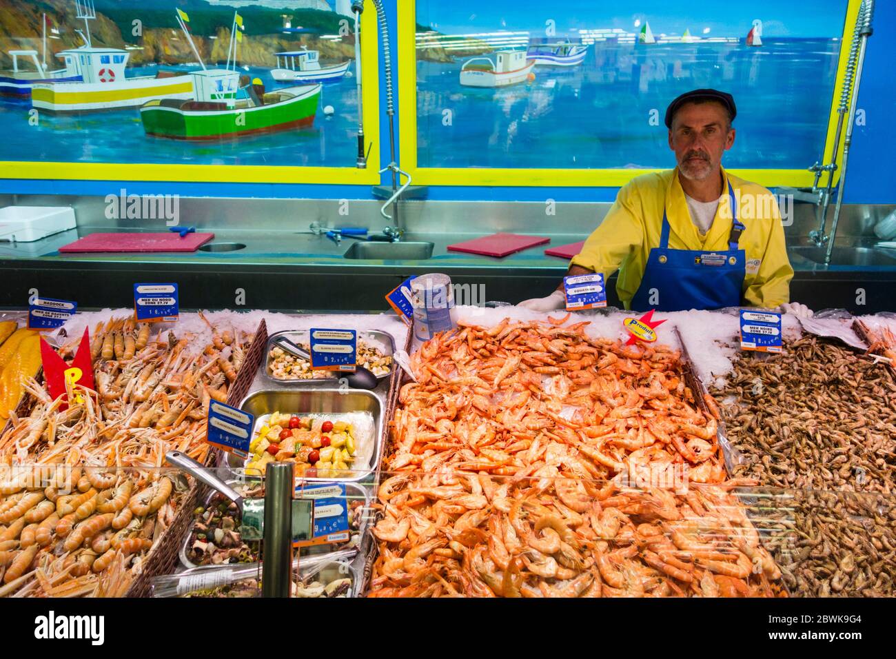 Fischtheke in E Leclerc Supermarkt, St Malo, Bretagne, Frankreich Stockfoto