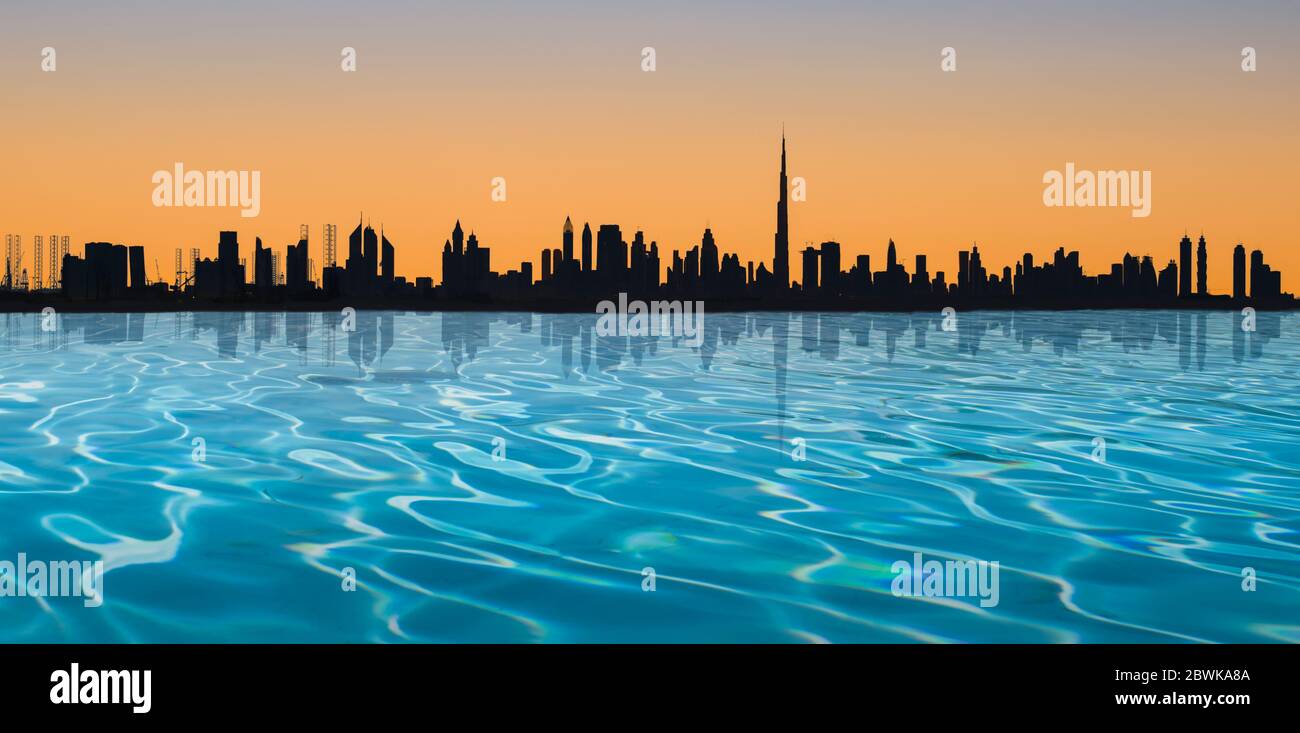 Skyline von Dubai. Panoramablick mit Infinity-Pool und Silhouette der Stadt bei Sonnenuntergang. Stockfoto