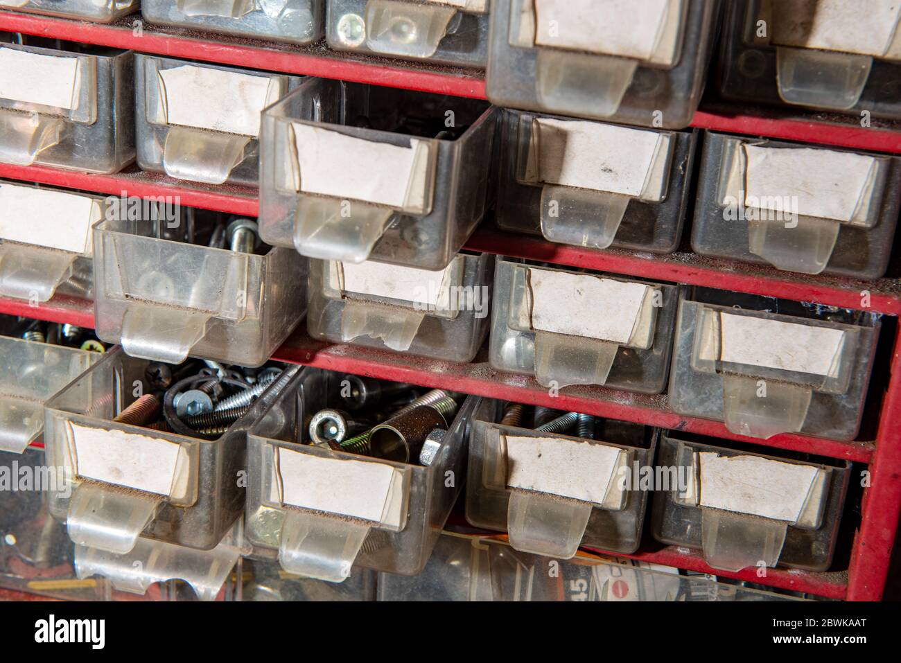 Ansicht von kleinen Schubladen mit Hardware Stockfoto