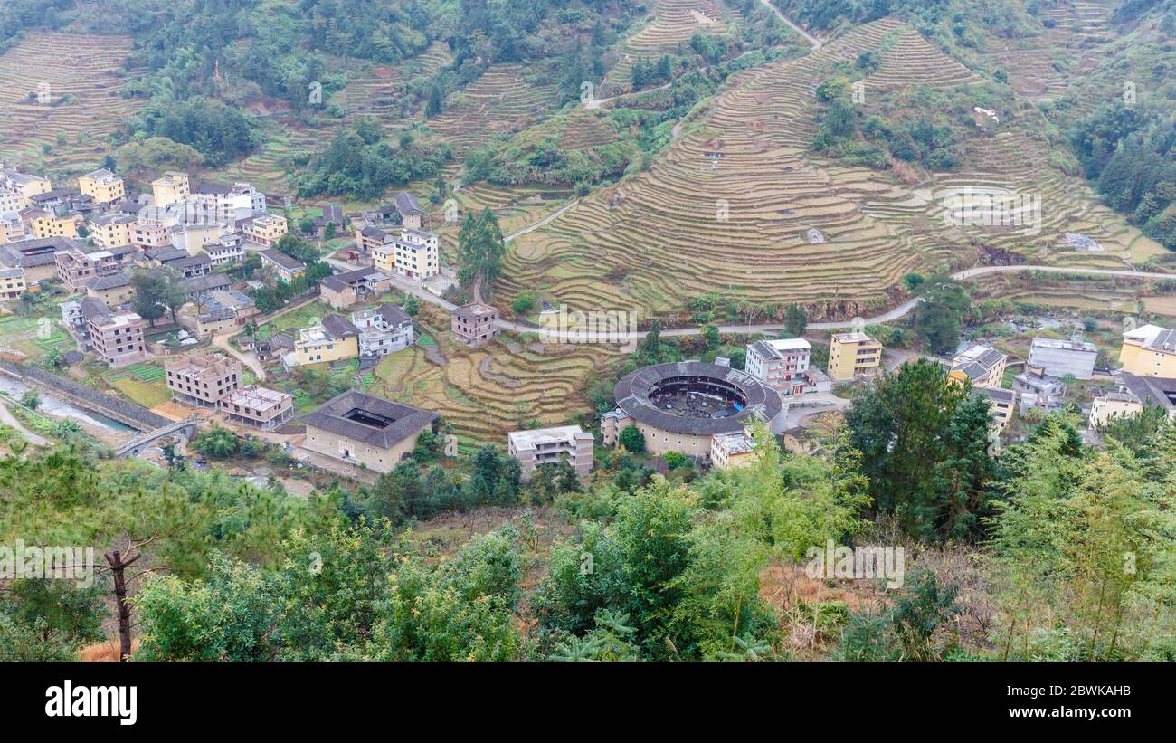 Luftaufnahme der Fujian Landschaft mit Tulou und einer Reisplantage. Stockfoto