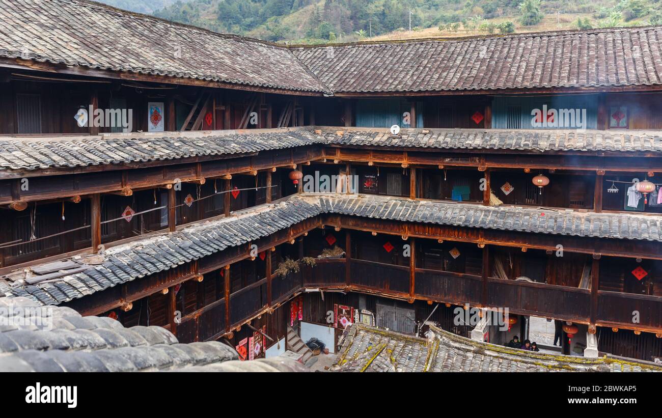 Blick in einen rechteckigen Fujian Tulou: Mehrere Stockwerke und Holzgalerien. Stockfoto
