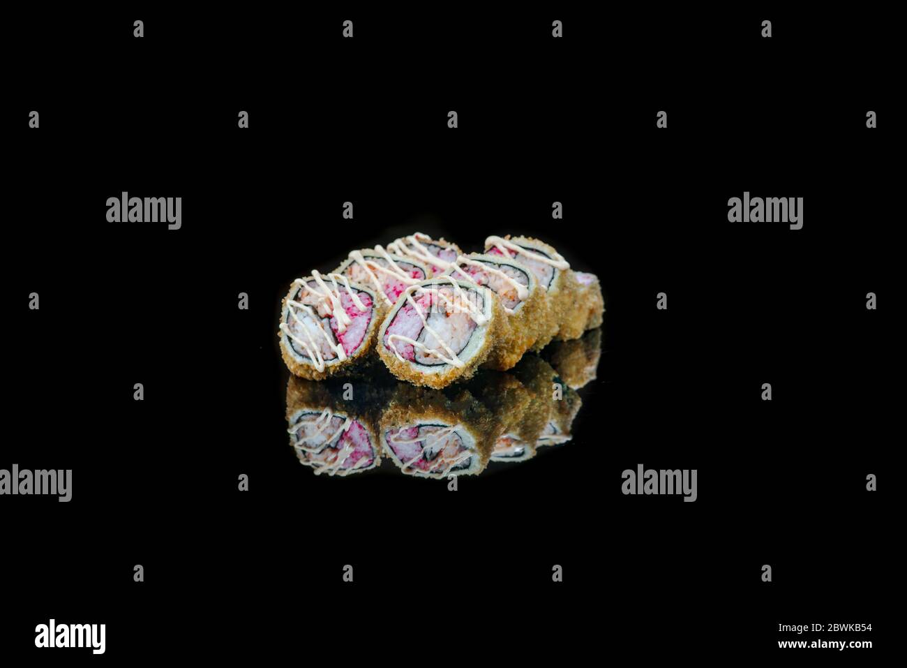 Eine Nahaufnahme von Lebensmitteln gebratene Sushi-Rollen isoliert auf schwarz. Reflexion Stockfoto