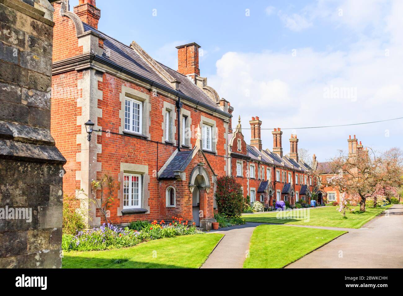 Blick auf die historischen Almoshuses und Gärten des St John's Hospital aus dem 19. Jahrhundert im Broadway, Winchester, Hampshire, Südengland Stockfoto