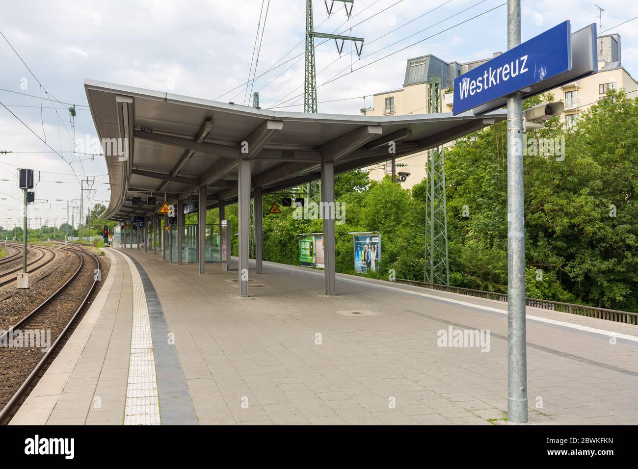 Bahnsteig des Bahnhofs Westkreuz. Mit blauem Schild (München, Deutschland). Stockfoto